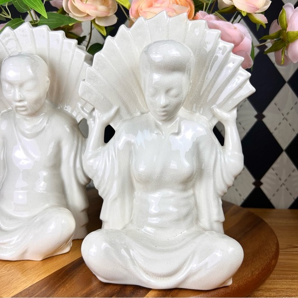 Large Flower Vase Japanese Porcelain Seated Figure With Fan-Form Opening 10” - Picture 4 of 17